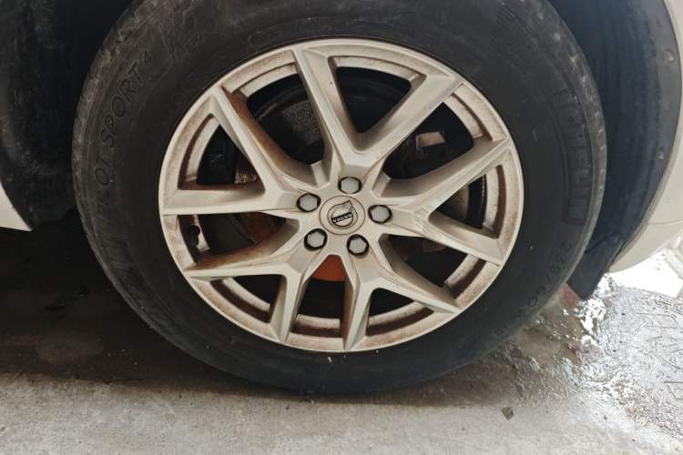 Used Volvo XC60 2021 T5 4x4 Smart Luxury Edition Right Front Wheel Hub
