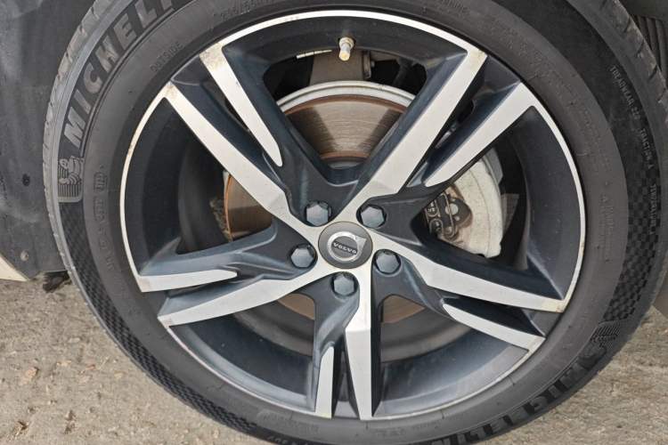 Used Volvo XC60 2021 T5 4x4 Smart & Advanced Sport Edition Right Front Wheel Hub