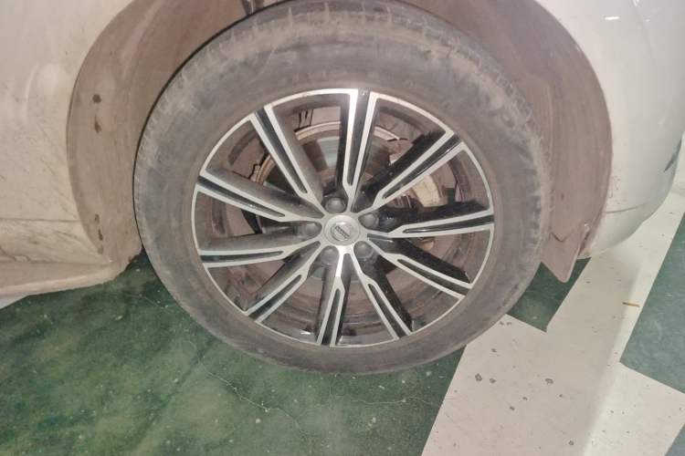 Used Volvo XC60 2021 T5 4x4 Smart Luxury Edition Right Front Wheel Hub