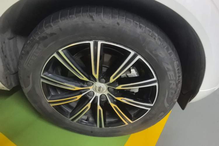 Used Volvo XC60 2021 T5 4x4 Smart Luxury Edition Right Front Wheel Hub