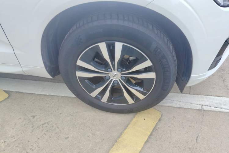 Used Volvo XC60 2021 T5 4x4 Zhiyi Sport Edition Right Front Wheel Hub