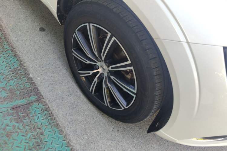 Used Volvo XC60 2021 T5 4x4 Smart Luxury Edition Right Front Wheel Hub