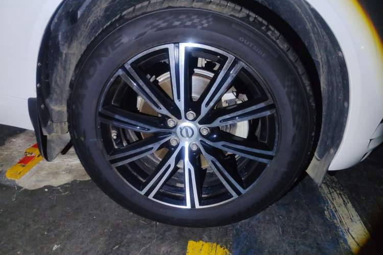 Used Volvo XC60 2021 T5 4x4 Smart Luxury Edition Right Front Wheel Hub