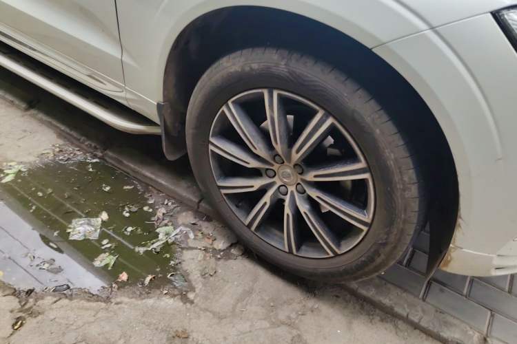 Used Volvo XC60 2021 T5 4x4 Smart Luxury Edition Right Front Wheel Hub