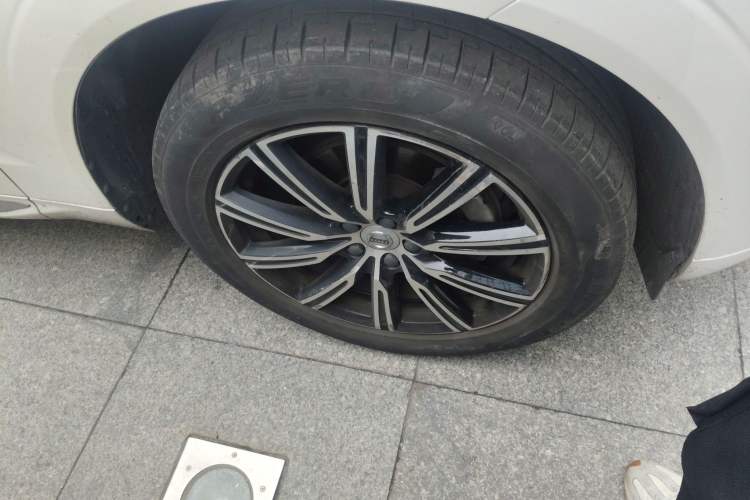 Used Volvo XC60 2021 T5 4x4 Smart Luxury Edition Right Front Wheel Hub