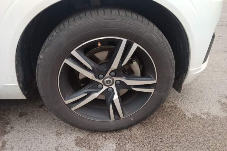 Used Volvo XC60 2021 T5 4x4 Smart & Advanced Sport Edition Right Front Wheel Hub