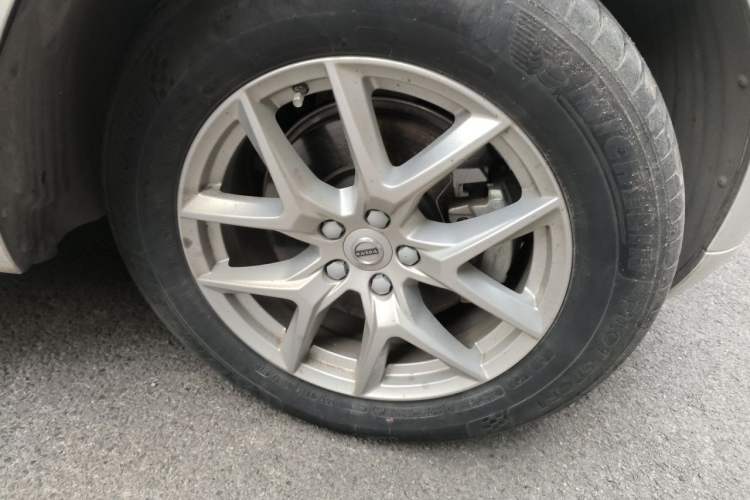 Used Volvo XC60 2021 T5 4x4 Smart Luxury Edition Right Front Wheel Hub