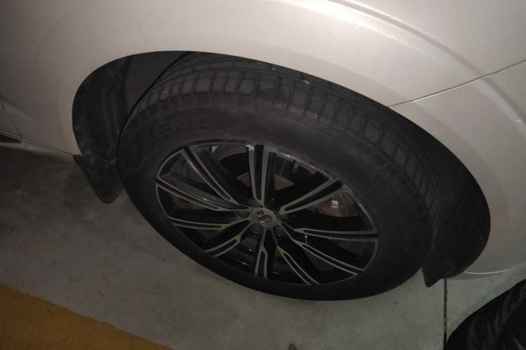 Used Volvo XC60 2021 T5 4x4 Smart Luxury Edition Right Front Wheel Hub