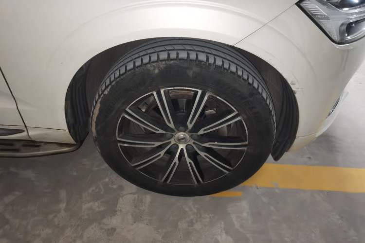 Used Volvo XC60 2021 T5 4x4 Smart Luxury Edition Right Front Wheel Hub