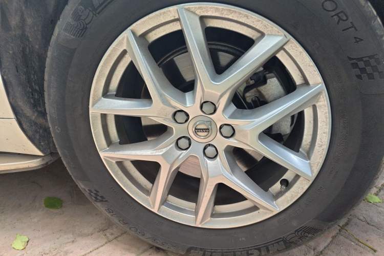 Used Volvo XC60 2021 T5 4x4 Smart Luxury Edition Right Front Wheel Hub