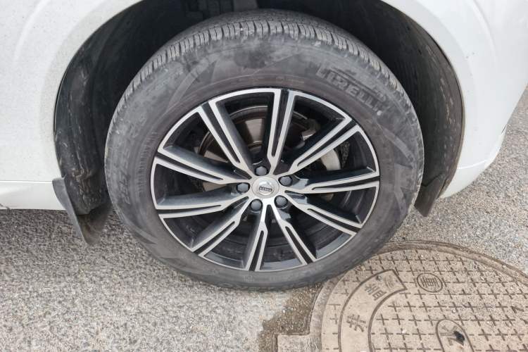 Used Volvo XC60 2021 T5 4x4 Smart Luxury Edition Right Front Wheel Hub