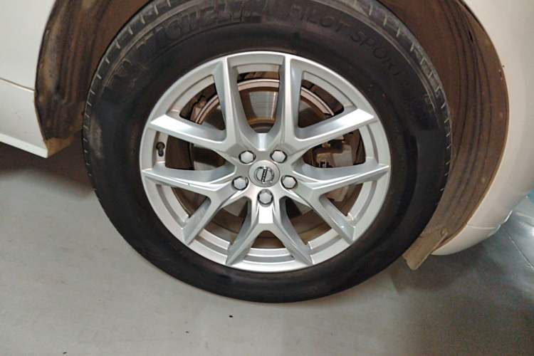 Used Volvo XC60 2021 T5 4x4 Smart Luxury Edition Right Front Wheel Hub