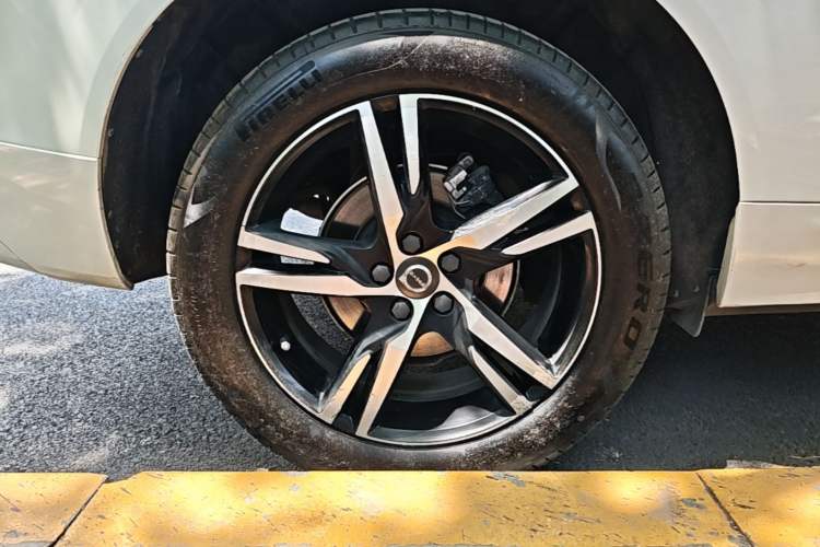 Used Volvo XC60 2021 T5 4x4 Smart & Advanced Sport Edition Right Rear Wheel Hub