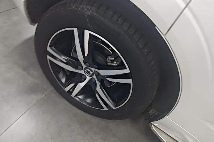 Used Volvo XC60 2021 T5 4x4 Smart & Advanced Sport Edition Right Rear Wheel Hub