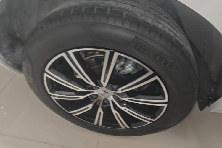 Used Volvo XC60 2021 T5 4x4 Smart Luxury Edition Right Rear Wheel Hub