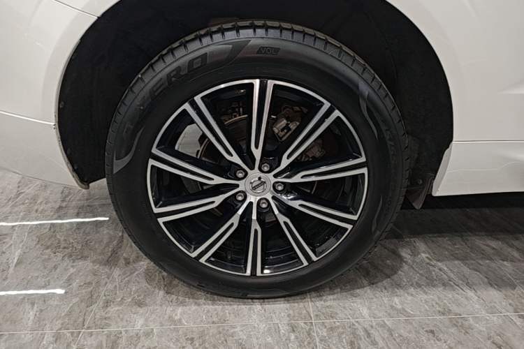 Used Volvo XC60 2021 T5 4x4 Smart Luxury Edition Right Rear Wheel Hub