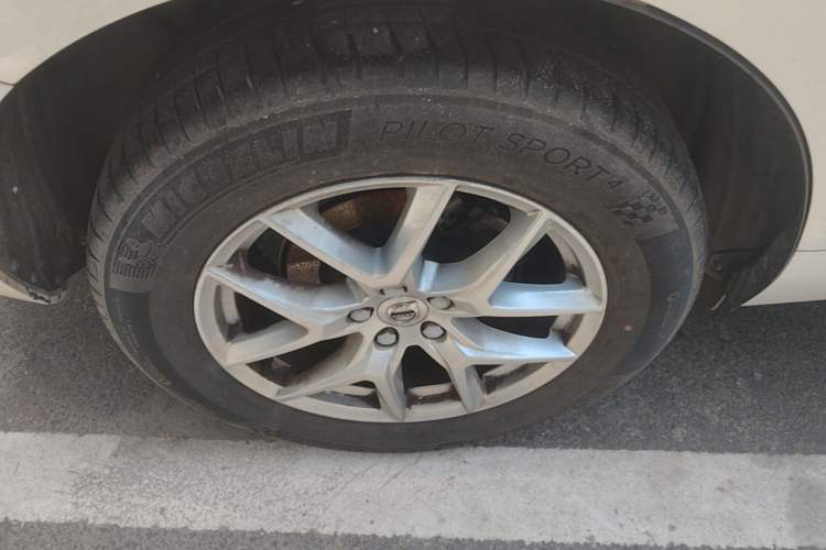 Used Volvo XC60 2021 T5 4x4 Smart Luxury Edition Right Rear Wheel Hub