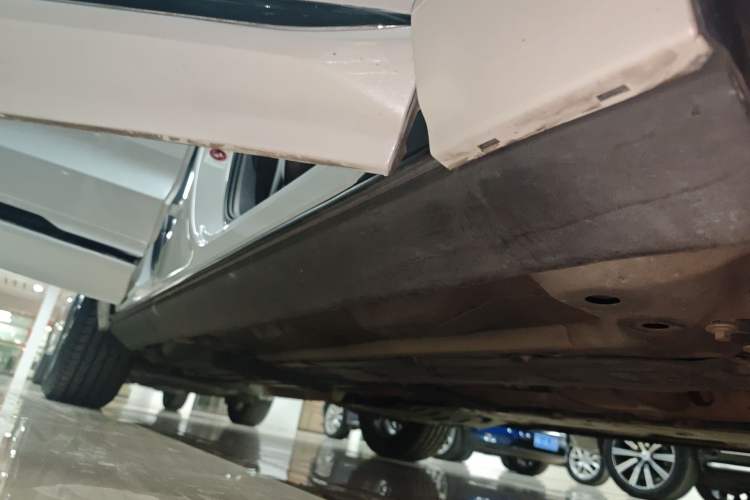 Used Volvo XC60 2021 T5 4x4 Smart Luxury Edition Right Side Sill
