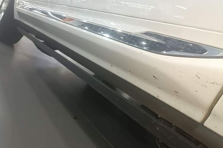 Used Volvo XC60 2021 T5 4x4 Smart Luxury Edition Right Side Sill