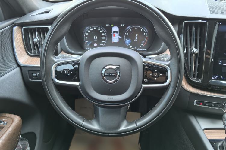 Used Volvo XC60 2021 T5 4x4 Smart Luxury Edition Steering Wheel