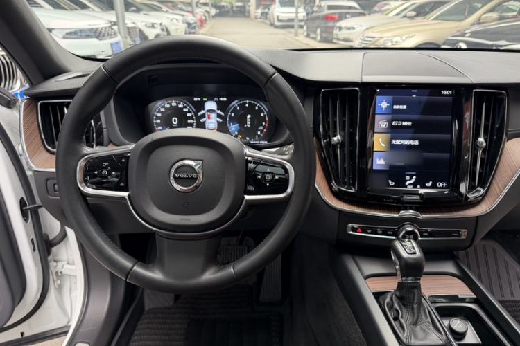 Used Volvo XC60 2021 T5 4x4 Smart Luxury Edition Steering Wheel