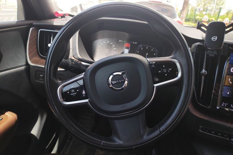Used Volvo XC60 2021 T5 4x4 Smart Luxury Edition Steering Wheel