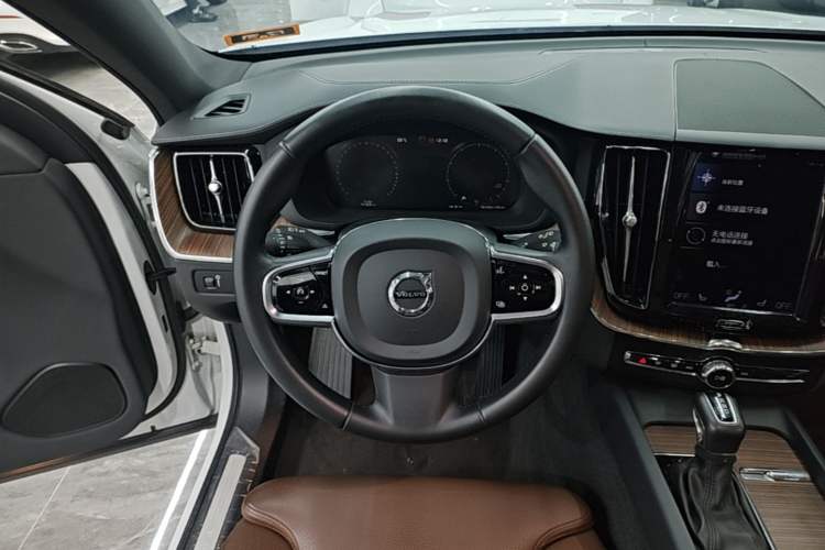 Used Volvo XC60 2021 T5 4x4 Smart Luxury Edition Steering Wheel