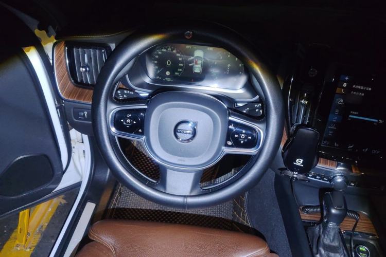 Used Volvo XC60 2021 T5 4x4 Smart Luxury Edition Steering Wheel