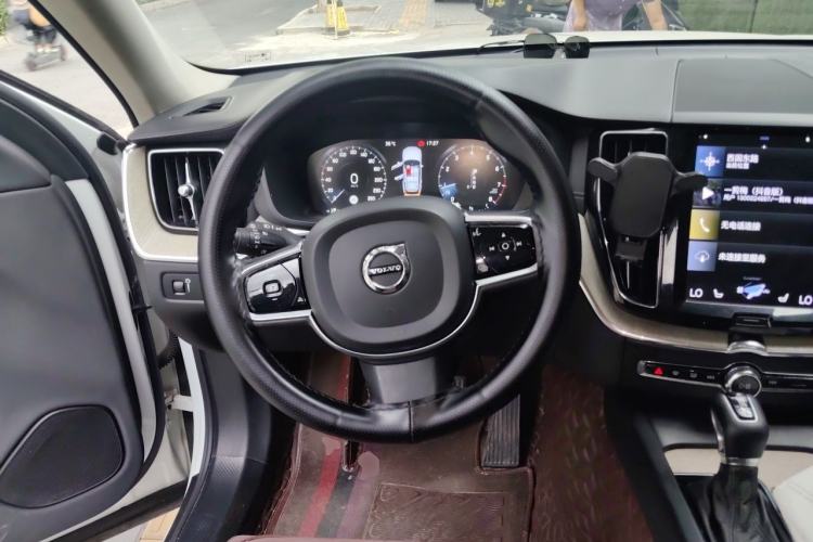 Used Volvo XC60 2021 T5 4x4 Smart Luxury Edition Steering Wheel
