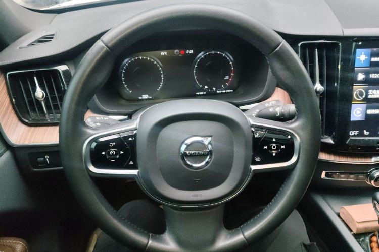 Used Volvo XC60 2021 T5 4x4 Smart Luxury Edition Steering Wheel