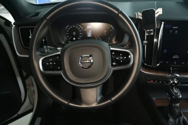 Used Volvo XC60 2021 T5 4x4 Smart Luxury Edition Steering Wheel