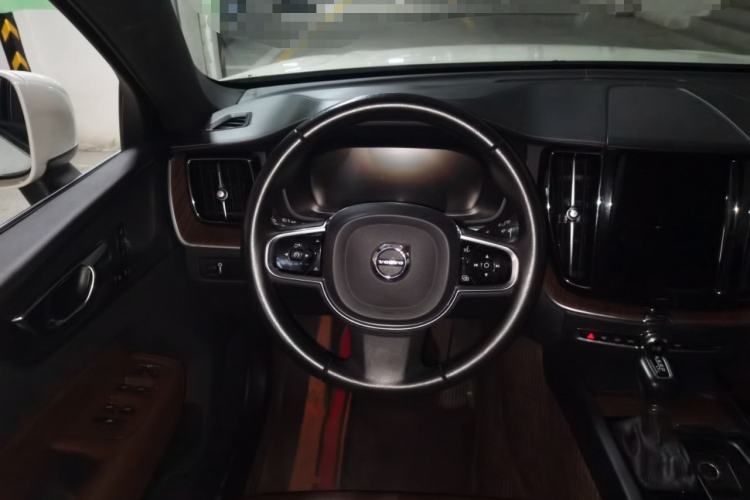 Used Volvo XC60 2021 T5 4x4 Smart Luxury Edition Steering Wheel