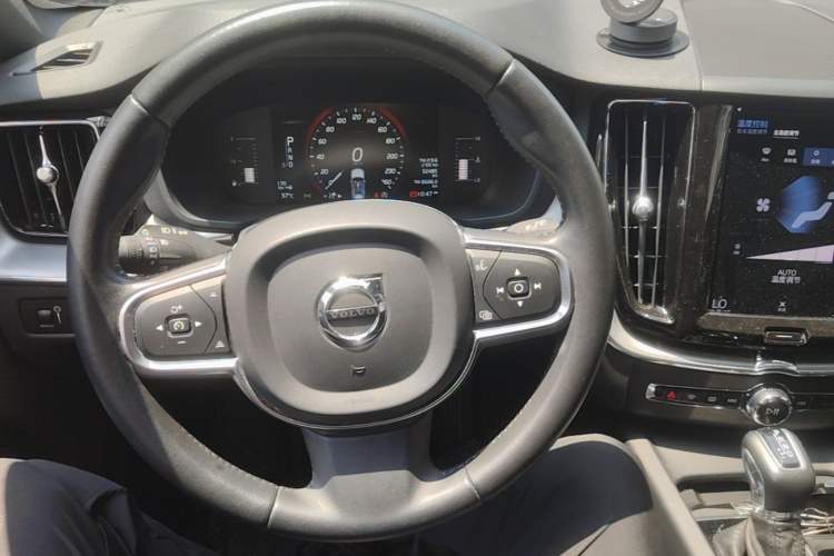 Used Volvo XC60 2021 T5 4x4 Smart Luxury Edition Steering Wheel