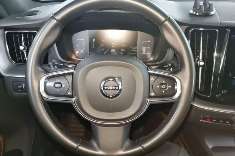 Used Volvo XC60 2021 T5 4x4 Smart Luxury Edition Steering Wheel