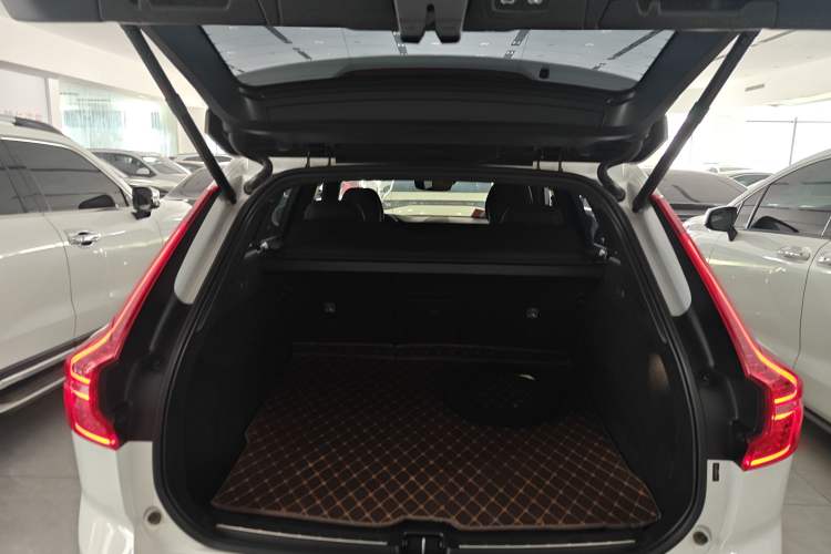 Used Volvo XC60 2021 T5 4x4 Smart Luxury Edition Trunk