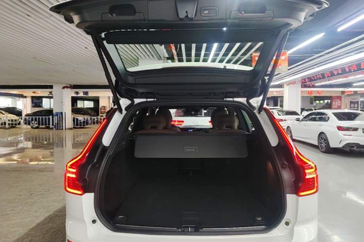 Used Volvo XC60 2021 T5 4x4 Smart Luxury Edition Trunk