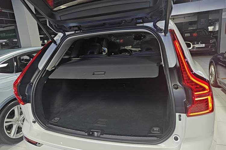 Used Volvo XC60 2021 T5 4x4 Smart Luxury Edition Trunk
