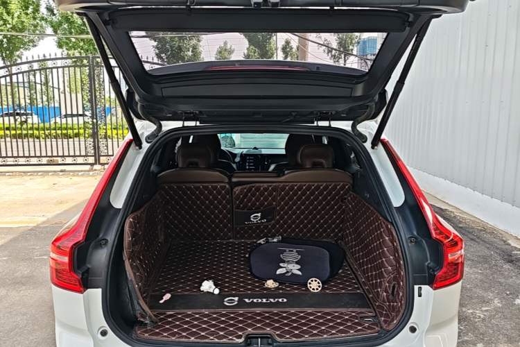 Used Volvo XC60 2021 T5 4x4 Smart Luxury Edition Trunk