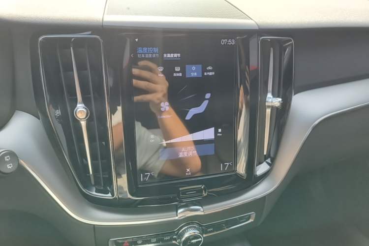 Used Volvo XC60 2021 T5 4x4 Smart Luxury Edition Audio And AC Panel