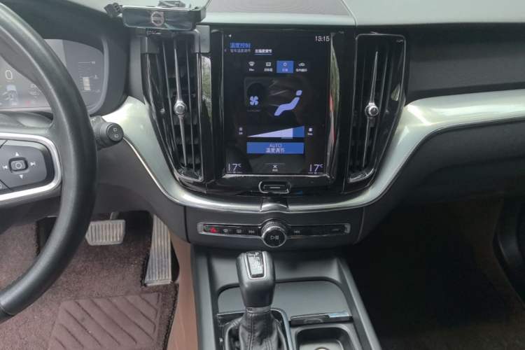 Used Volvo XC60 2021 T5 4x4 Smart Luxury Edition Audio And AC Panel