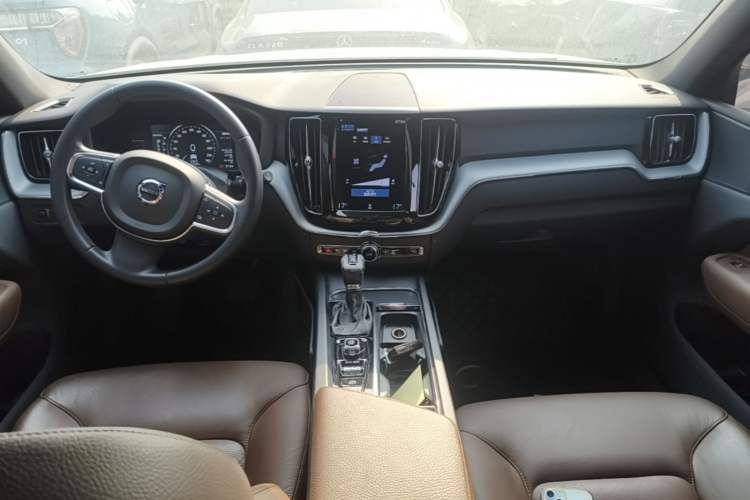 Used Volvo XC60 2021 T5 4x4 Smart Luxury Edition Center Console