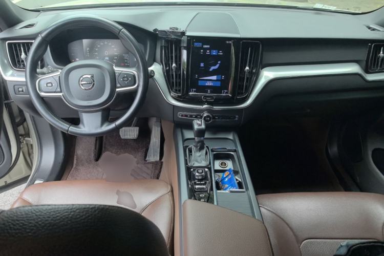 Used Volvo XC60 2021 T5 4x4 Smart Luxury Edition Center Console