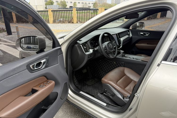 Used Volvo XC60 2021 T5 4x4 Smart Luxury Edition Interior 5