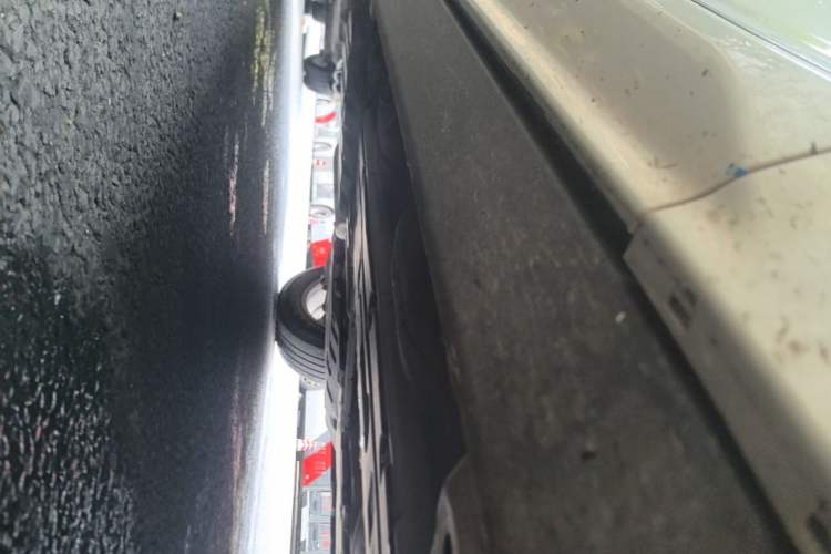 Used Volvo XC60 2021 T5 4x4 Smart Luxury Edition Right Side Sill