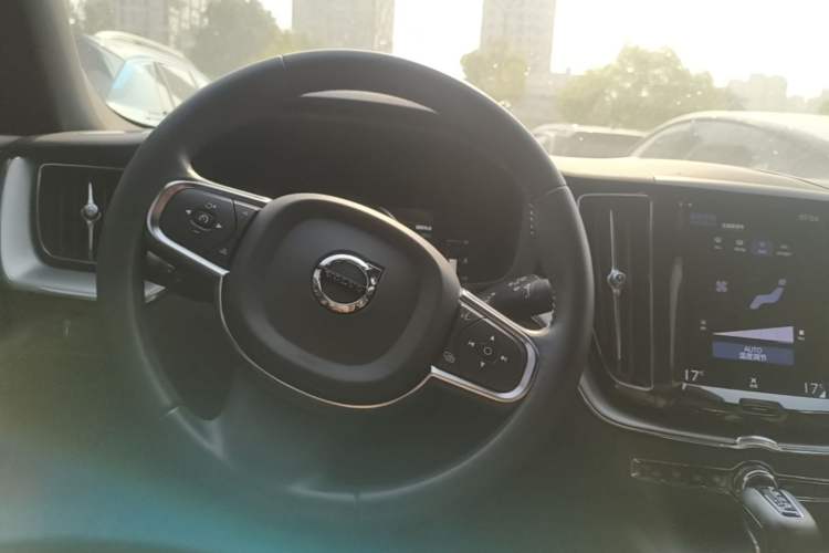 Used Volvo XC60 2021 T5 4x4 Smart Luxury Edition Steering Wheel