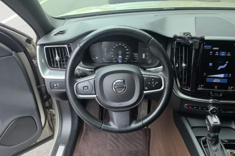 Used Volvo XC60 2021 T5 4x4 Smart Luxury Edition Steering Wheel