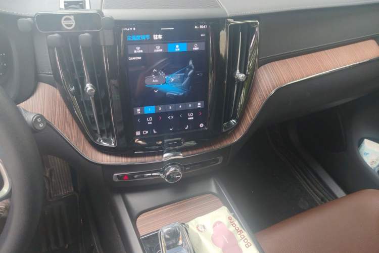 Used Volvo XC60 2022 B5 4x4 Smart Luxury Edition Audio And AC Panel
