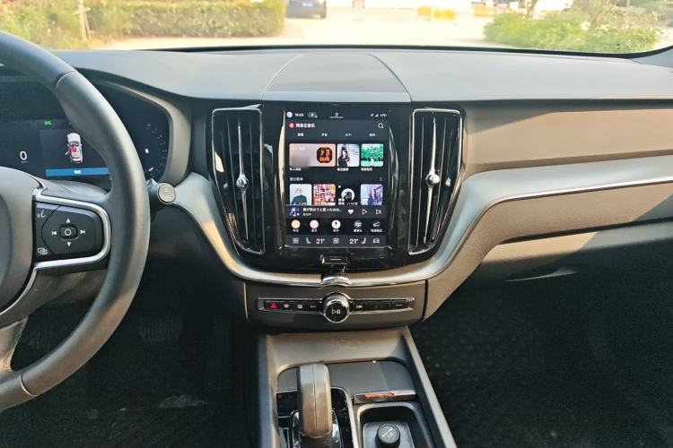 Used Volvo XC60 2022 B5 4x4 Zhiyi Luxury Edition Audio And AC Panel