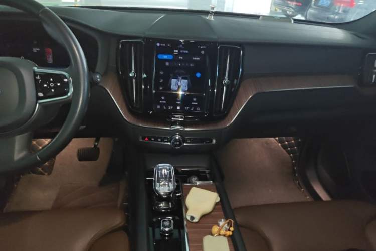 Used Volvo XC60 2022 B5 4x4 Smart Luxury Edition Audio And AC Panel