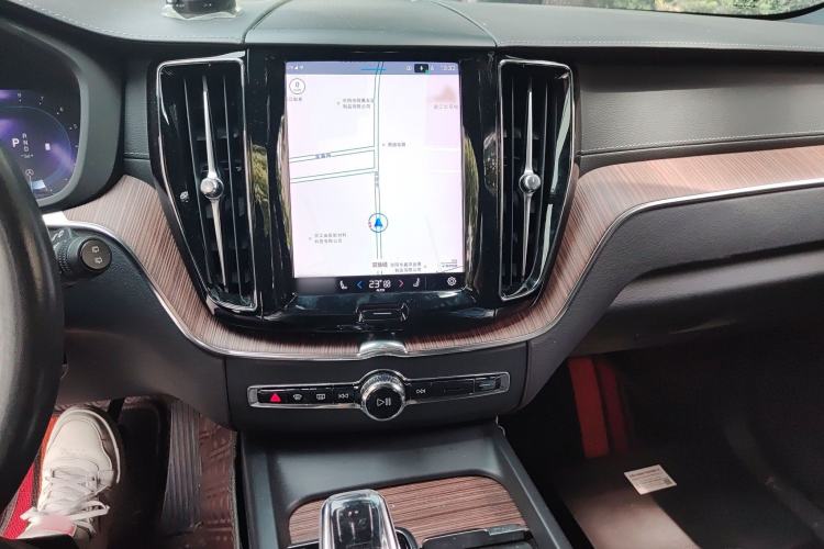 Used Volvo XC60 2022 B5 4x4 Smart Luxury Edition Audio And AC Panel